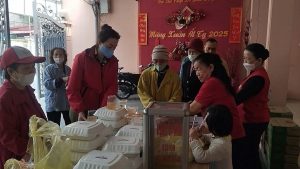 Préparation et distribution de repas pour les patients d'un hôpital d’Hanoi avec la croix rouge